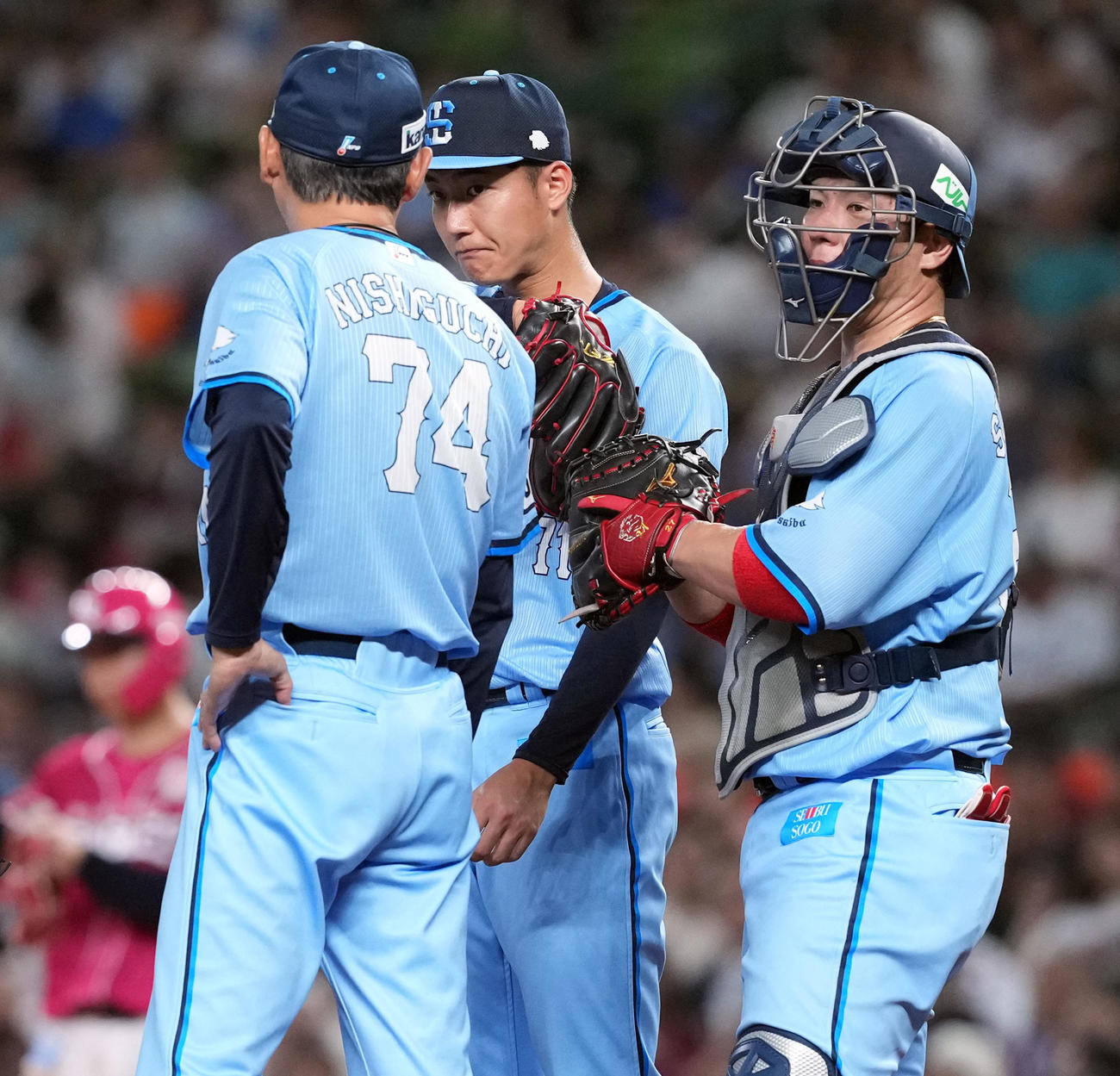西武対楽天　4回途中で、西口監督（左）から降板を告げられる西武菅井（中央）（撮影・たえ見朱実）