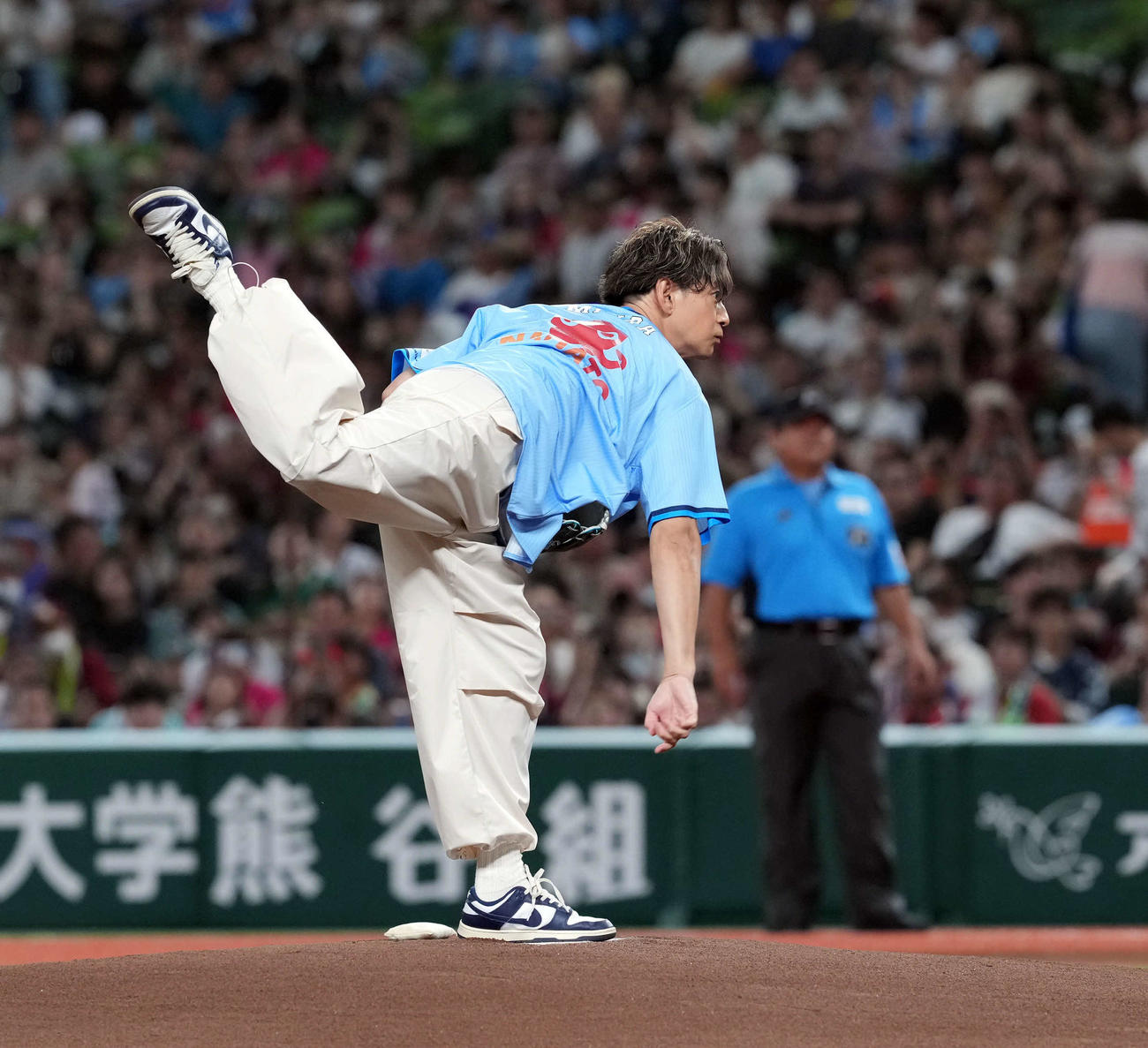 西武対楽天　始球式を務めた三浦翔平（撮影・たえ見朱実）