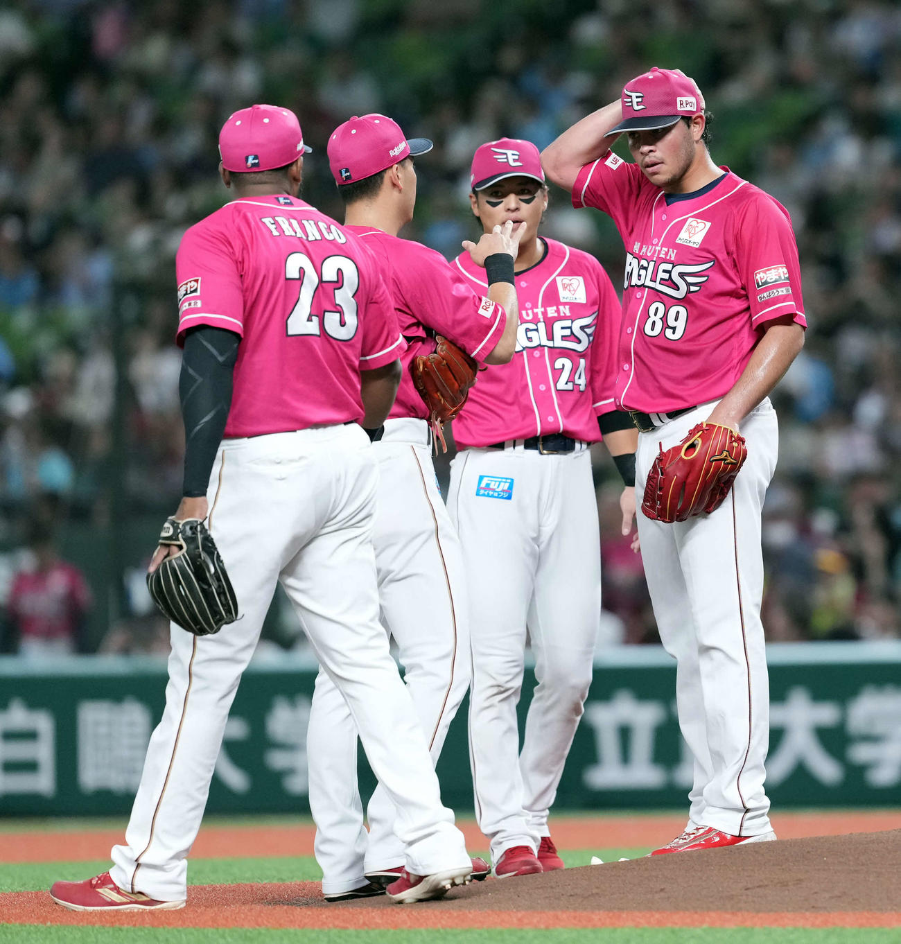西武対楽天　1回裏、西武に先制を許す楽天の先発ヤフーレ（右）（撮影・たえ見朱実）