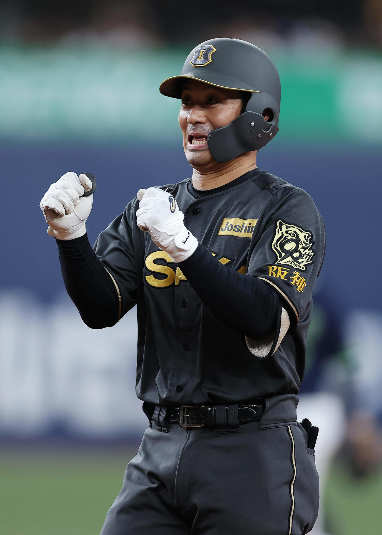 阪神対ヤクルト　5回裏阪神無死満塁、右前適時打を放った坂本（撮影・前田充）