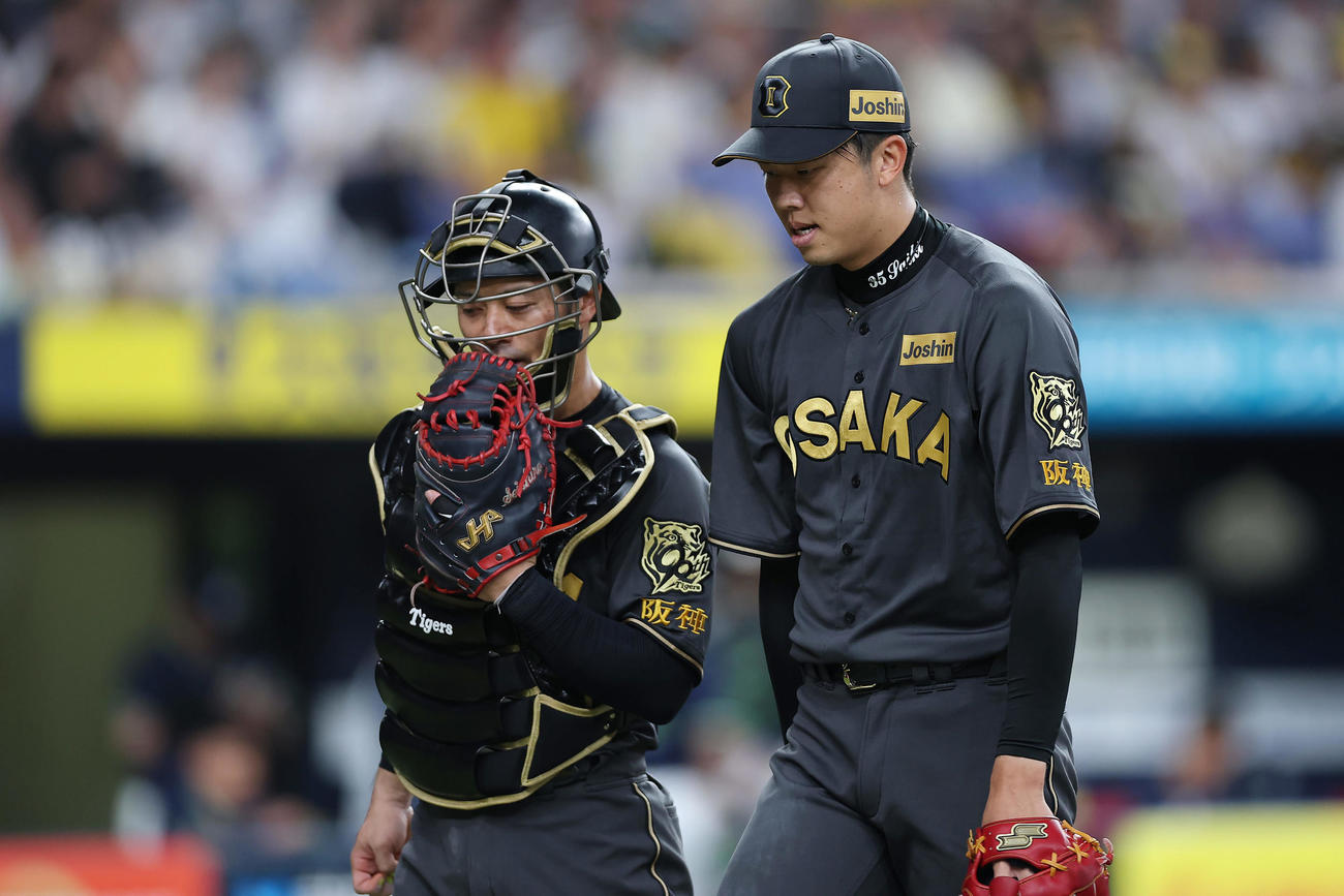 阪神対ヤクルト　4回表を投げ終え、阪神坂本（左）と言葉を交わす才木（撮影・前田充）