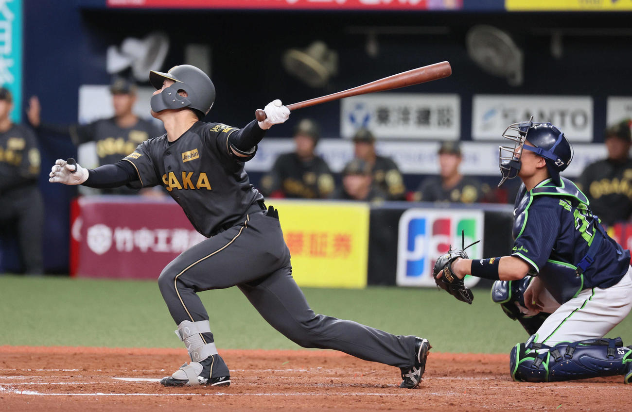 阪神対ヤクルト　5回裏阪神無死満塁、坂本は右前適時打を放つ（撮影・宮崎幸一)