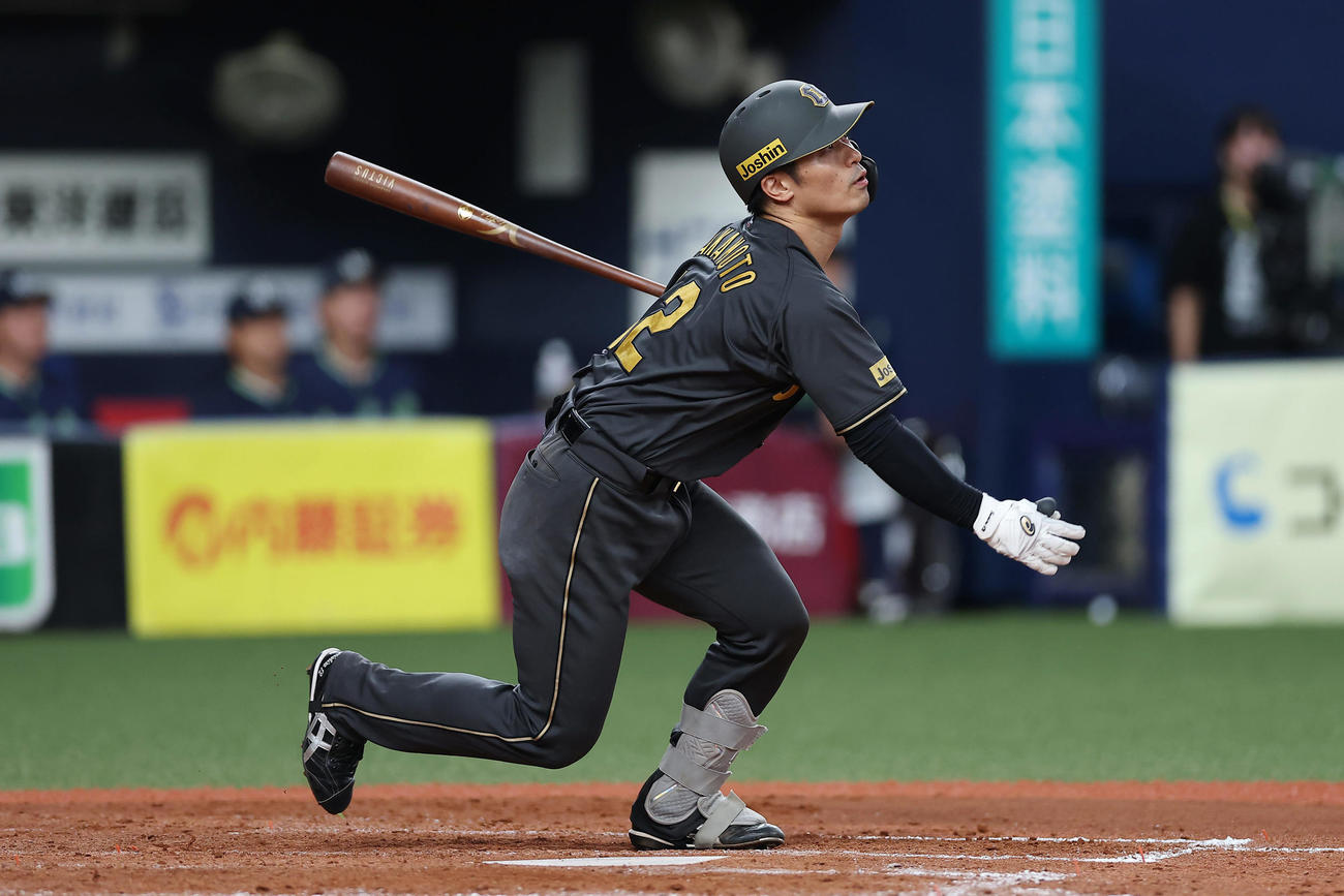 阪神対ヤクルト　5回裏阪神無死満塁、右前適時打を放つ坂本（撮影・前田充）