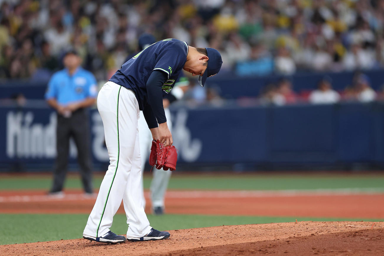阪神対ヤクルト　5回裏阪神一、三塁、高寺に四球を与えた奥川（撮影・前田充）