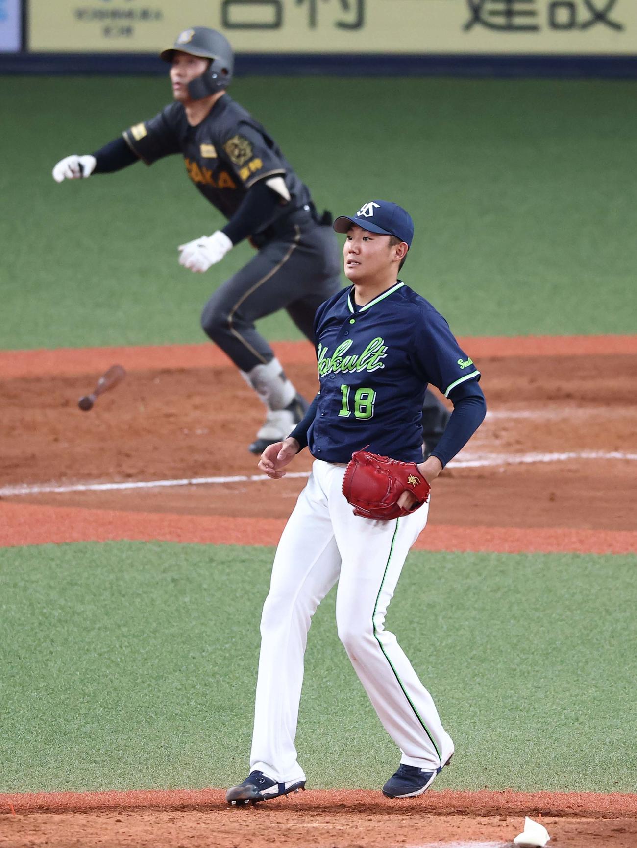 阪神対ヤクルト　5回裏阪神無死満塁、奥川は坂本に右前適時打を浴びる（撮影・上田博志）