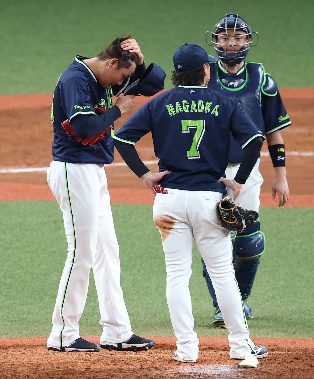 阪神対ヤクルト　奥川（左）は5回途中3失点で降板する（撮影・上田博志）