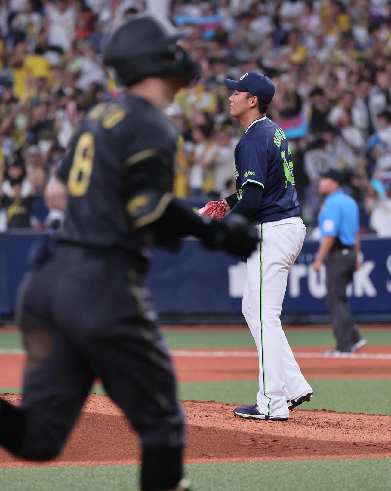 阪神対ヤクルト　3回裏阪神2死、奥川は佐藤輝に右中間に本塁打を浴びる（撮影・宮崎幸一)