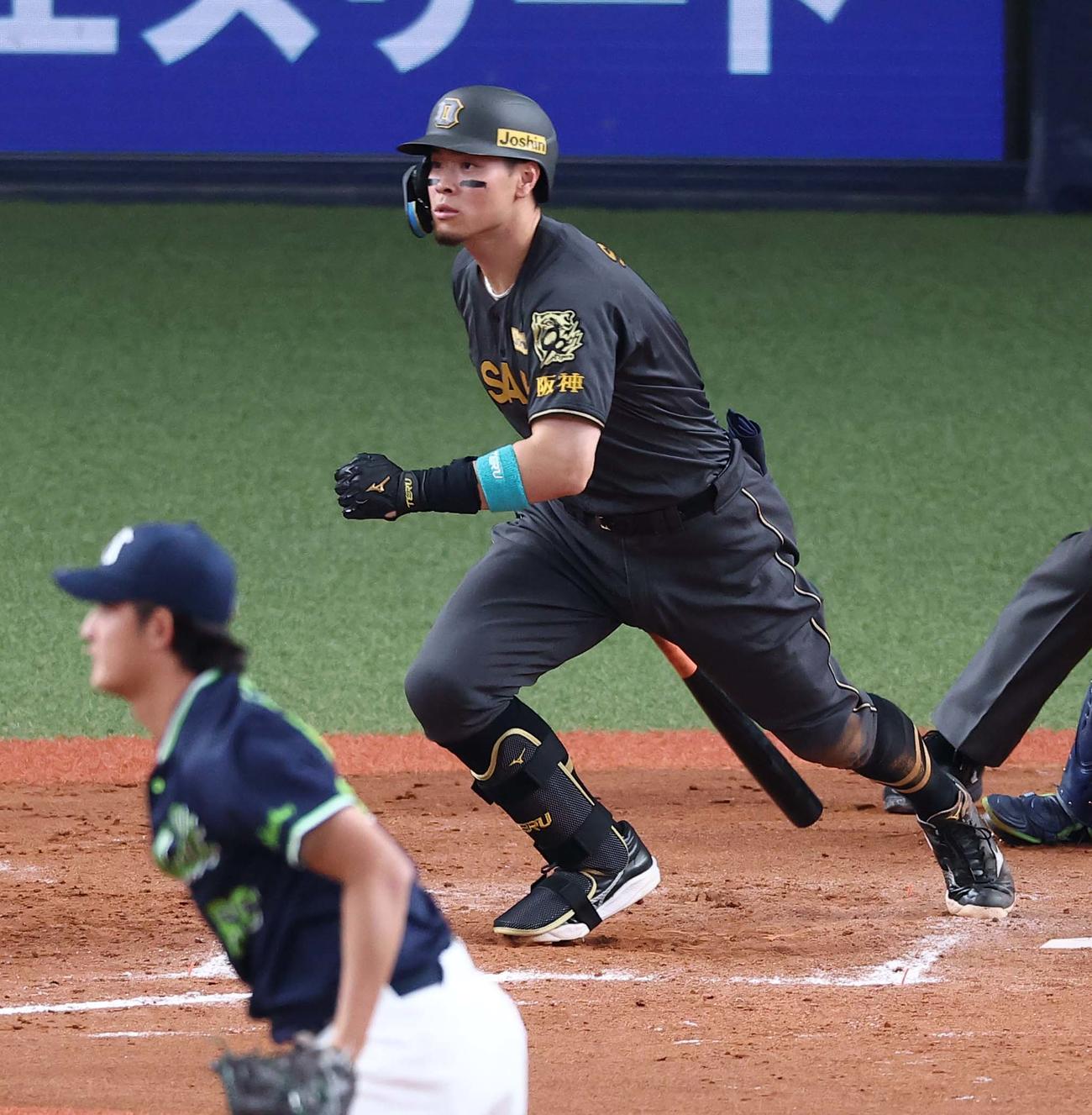 阪神対ヤクルト　8回裏阪神無死、佐藤輝は二塁打を放つ（撮影・上田博志）