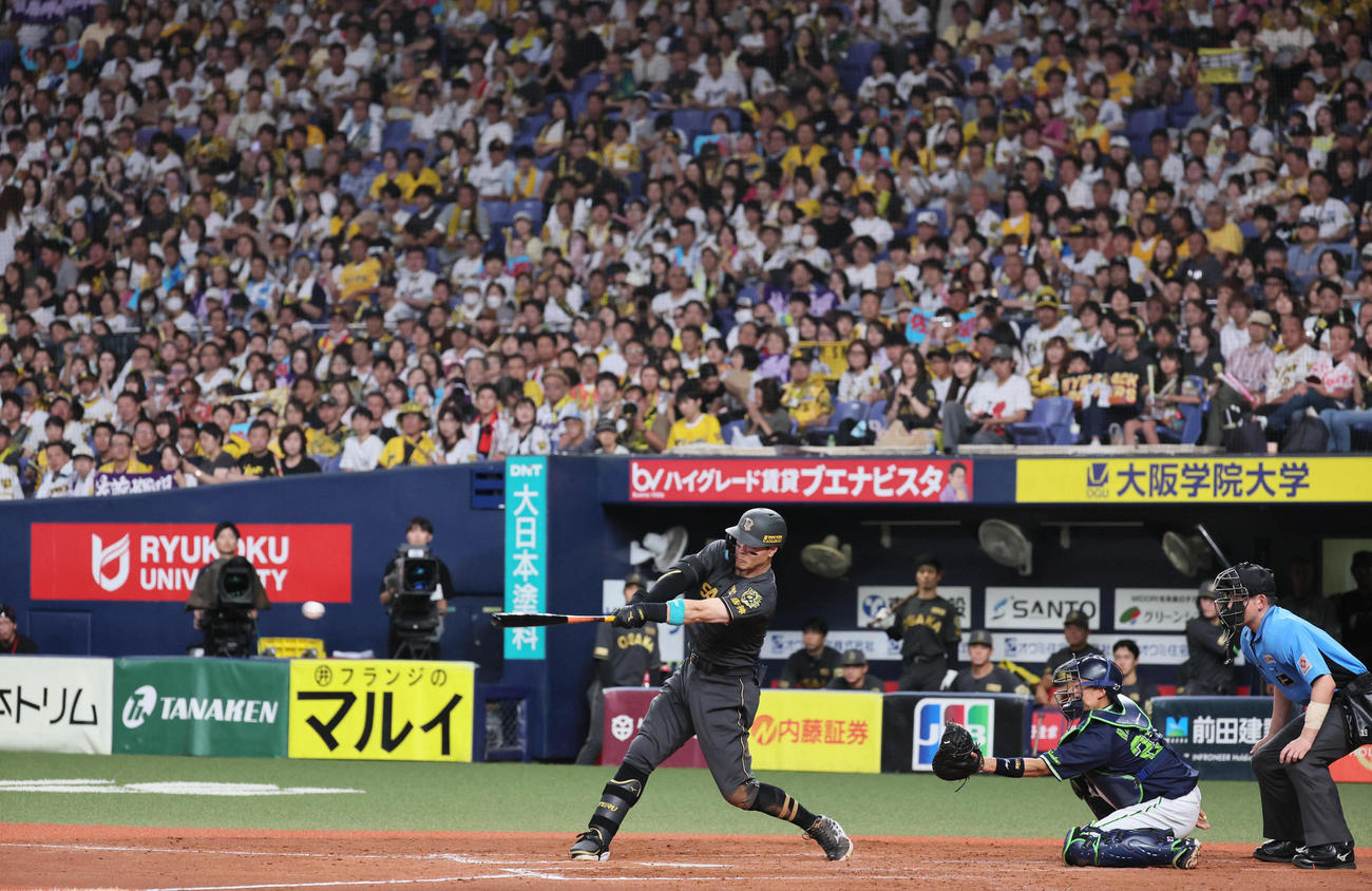 阪神対ヤクルト　5回裏阪神無死、佐藤輝は中前打を放つ（撮影・宮崎幸一)