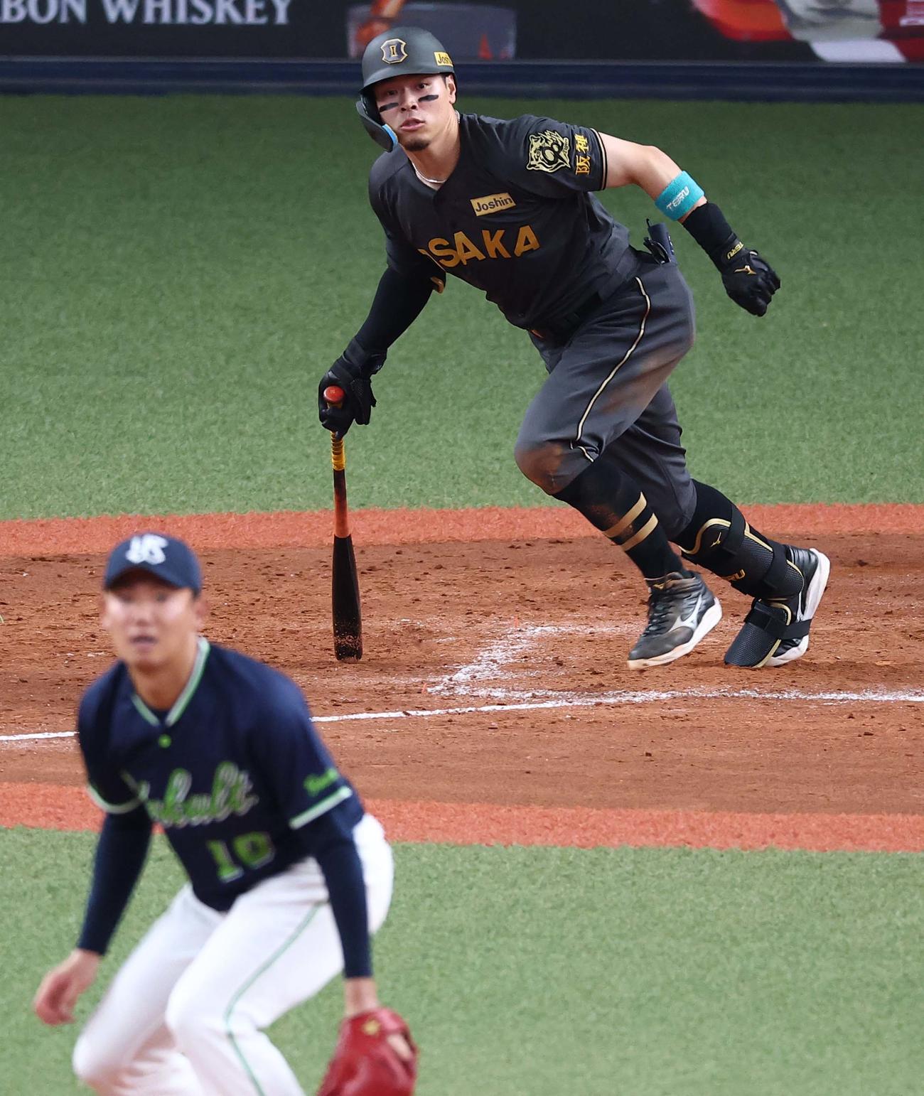 阪神対ヤクルト　5回裏阪神無死、佐藤輝は中前打を放つ（撮影・上田博志）
