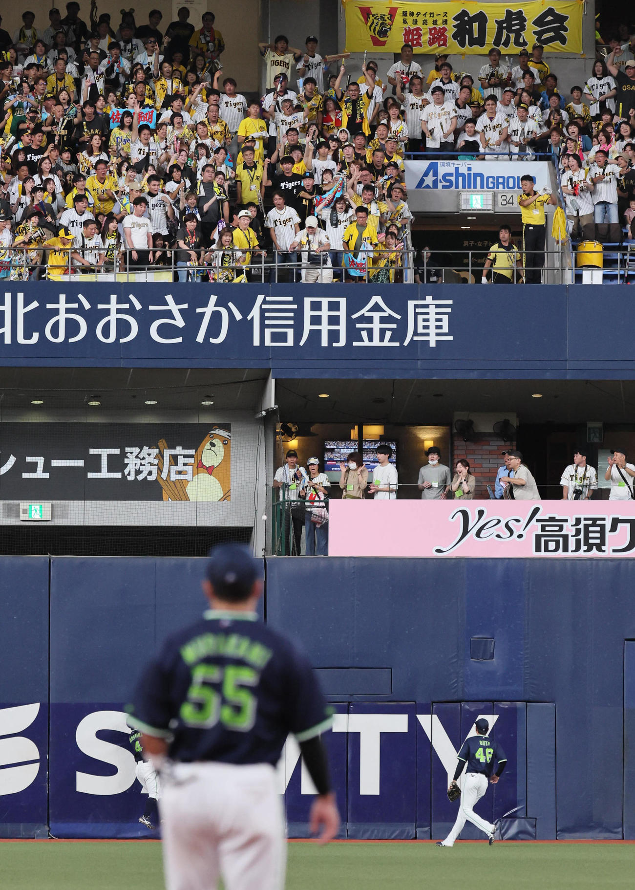 阪神対ヤクルト　3回裏阪神2死、佐藤輝は右中間に本塁打を放つ（撮影・宮崎幸一)