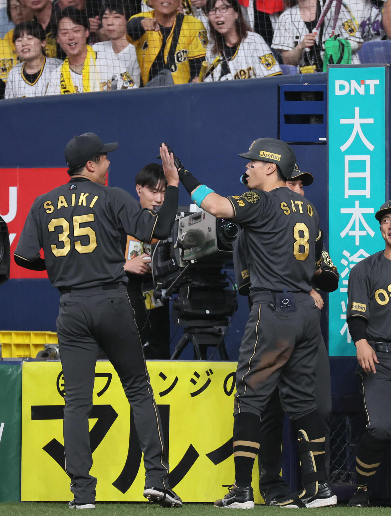 阪神対ヤクルト　3回裏阪神2死、才木（左）は右中間に本塁打を放った佐藤輝を迎える（撮影・宮崎幸一)