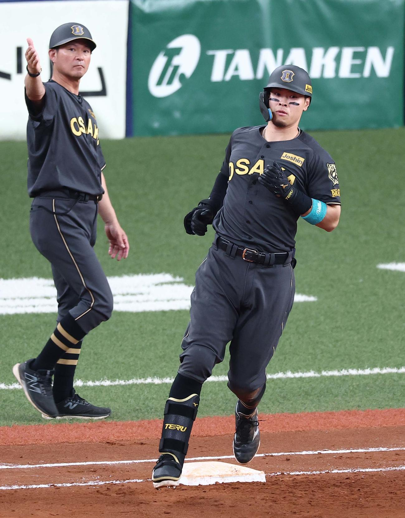 阪神対ヤクルト　5回裏阪神無死、佐藤輝は中前打を放つ（撮影・上田博志）