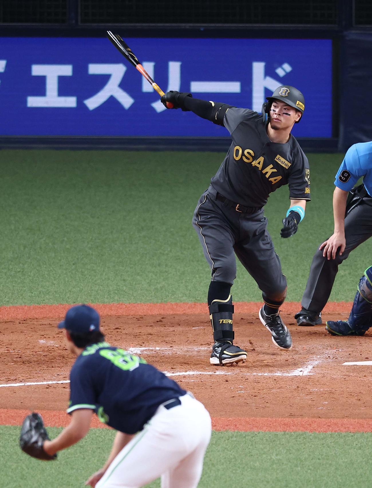 阪神対ヤクルト　8回裏阪神無死、佐藤輝は二塁打を放つ（撮影・上田博志）