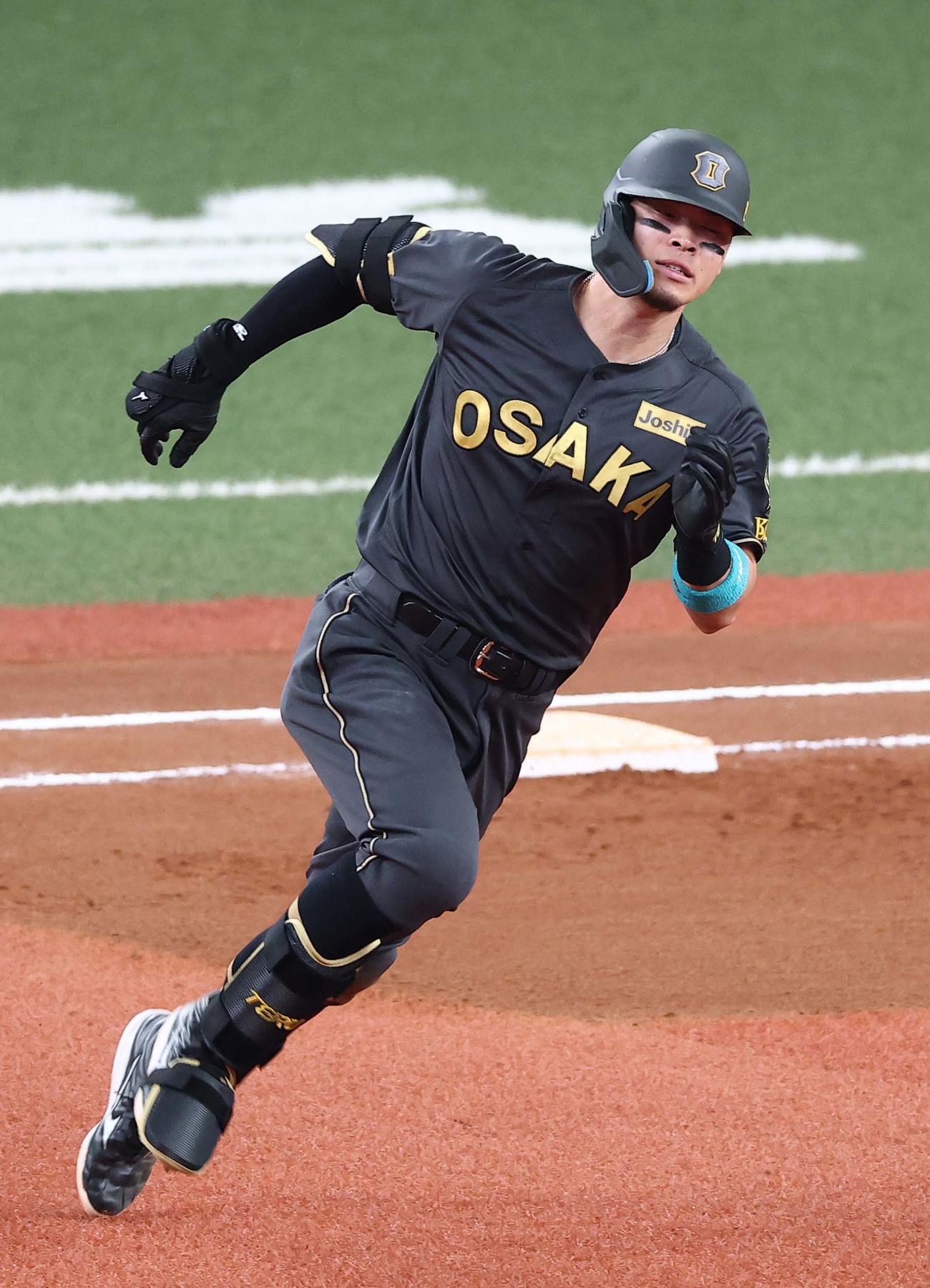 阪神対ヤクルト　8回裏阪神無死、佐藤輝は二塁打を放つ（撮影・上田博志）