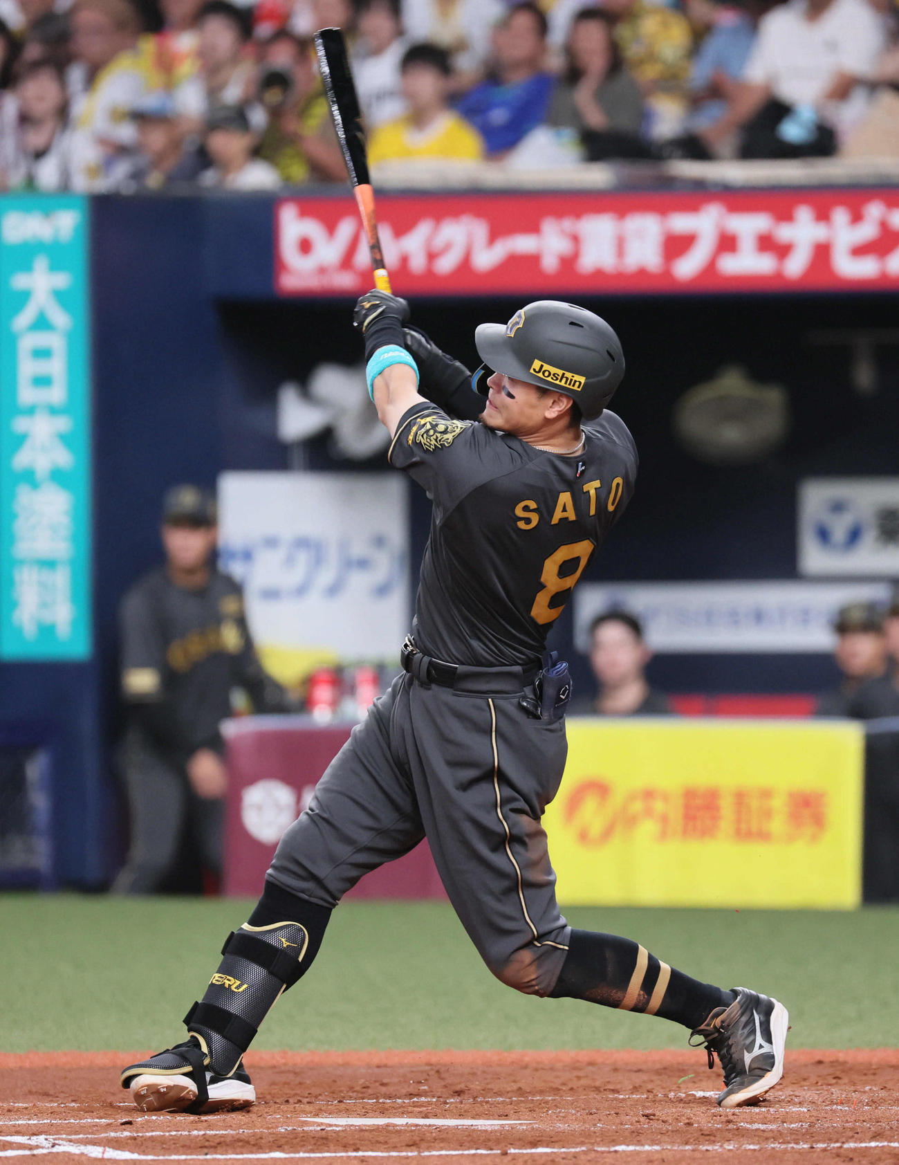 阪神対ヤクルト　3回裏阪神2死、佐藤輝は右中間に本塁打を放つ（撮影・宮崎幸一)