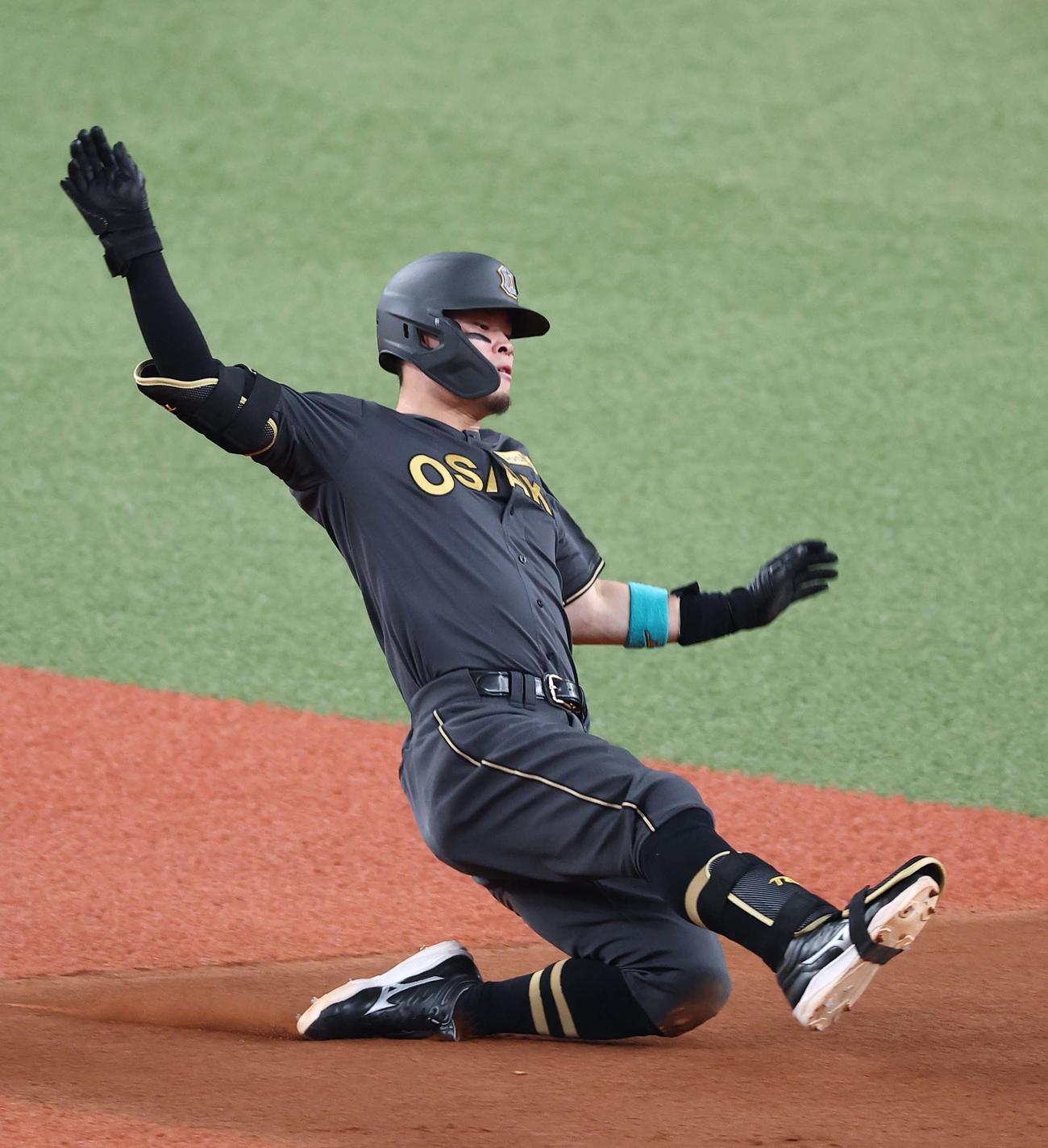 阪神対ヤクルト　8回裏阪神無死、佐藤輝は二塁打を放つ（撮影・上田博志）