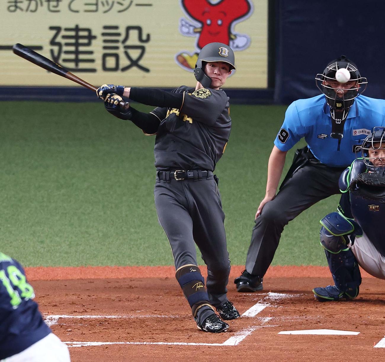 阪神対ヤクルト　1回裏阪神1死、中野は安打を放つ（撮影・上田博志）
