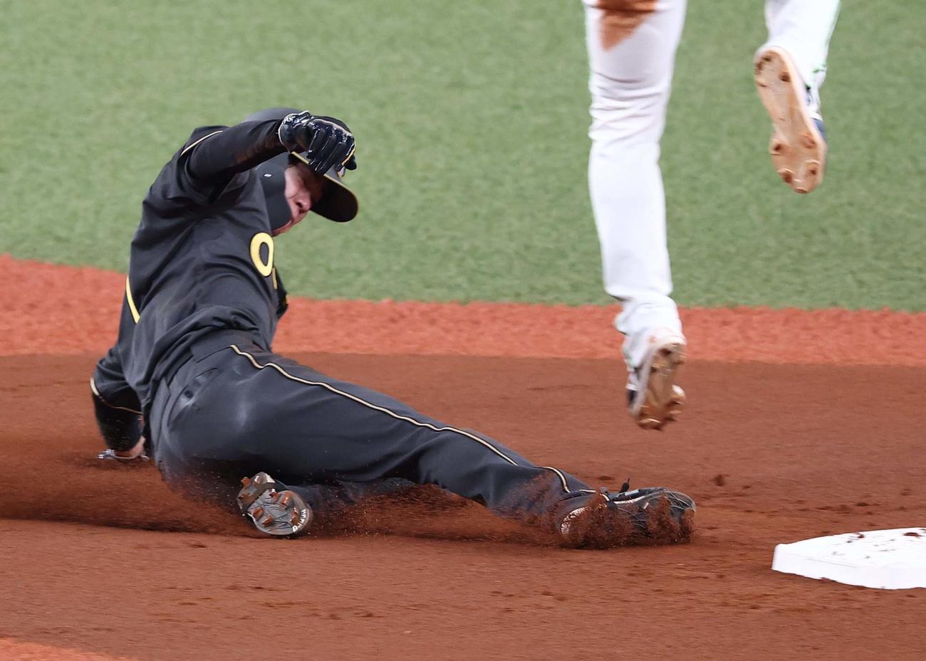 阪神対ヤクルト　1回裏阪神2死一塁、中野は二盗を決める（撮影・上田博志）