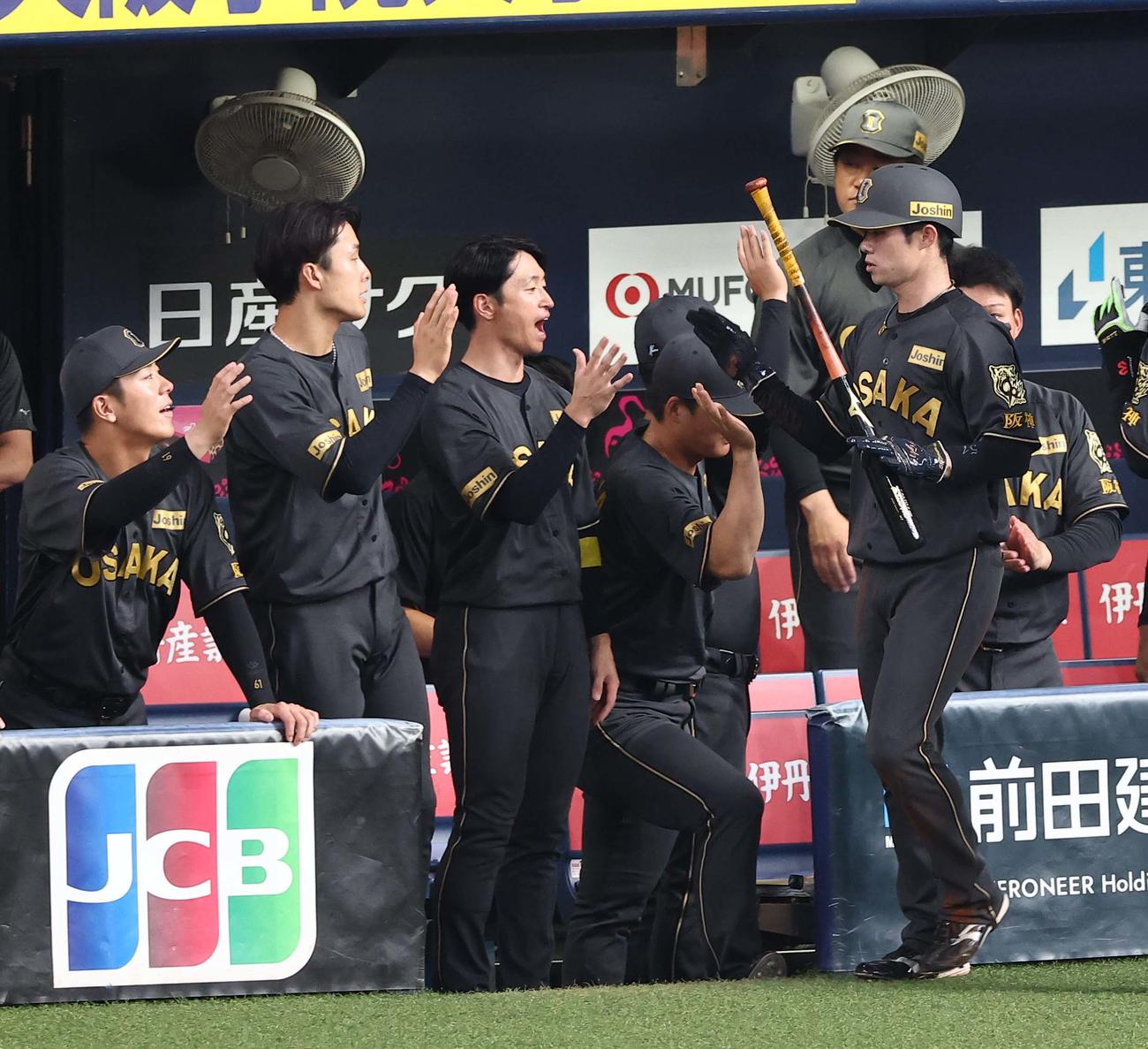 阪神対ヤクルト　1回裏阪神2死二塁、佐藤輝の先制適時二塁打で生還しナインとハイタッチする中野（撮影・上田博志）