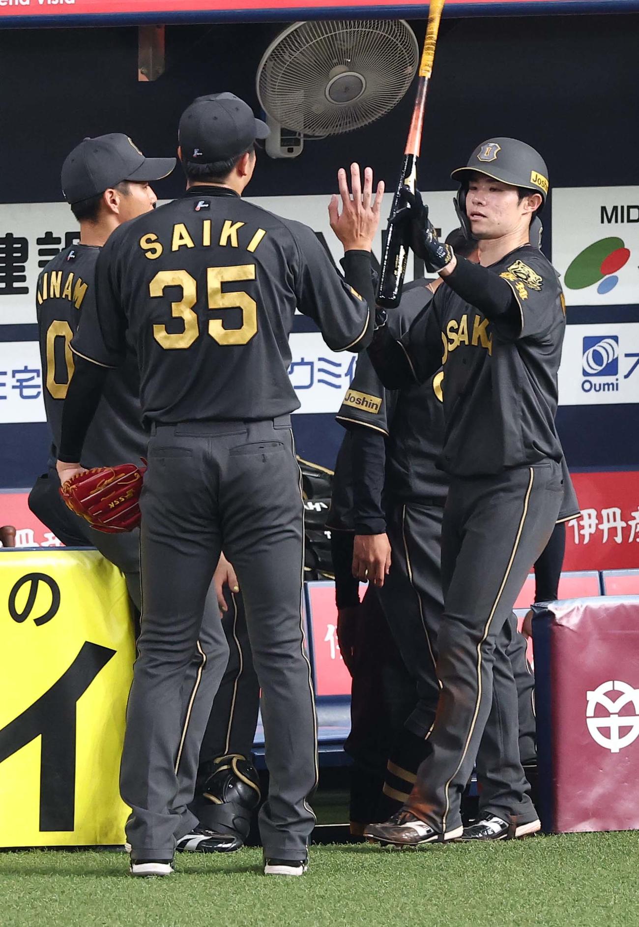 阪神対ヤクルト　1回裏阪神2死二塁、佐藤輝の先制適時二塁打で生還した中野（右）は先発才木の出迎えを受ける（撮影・上田博志）