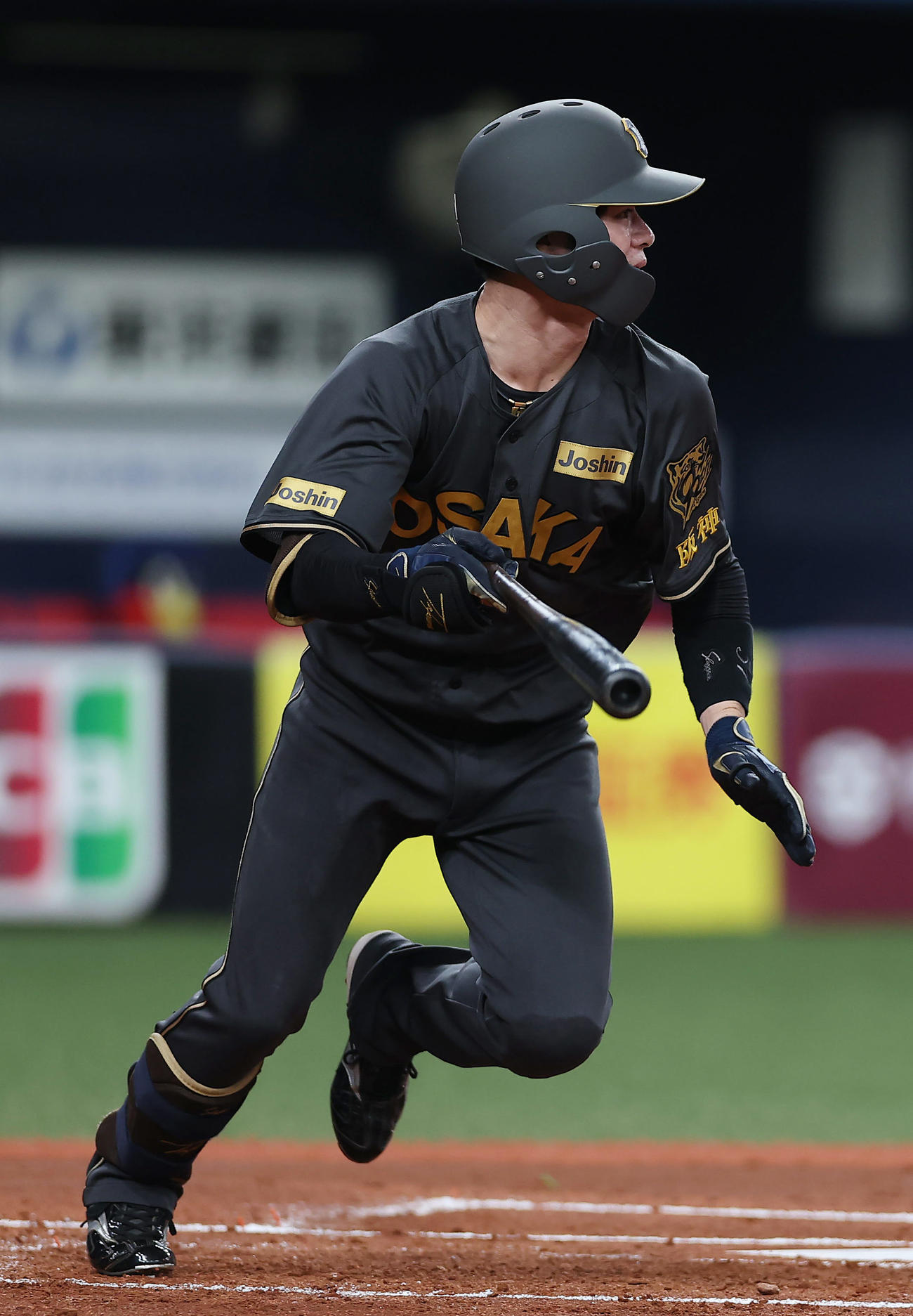 阪神対ヤクルト　1回裏阪神1死、中前打を放つ中野（撮影・前田充）