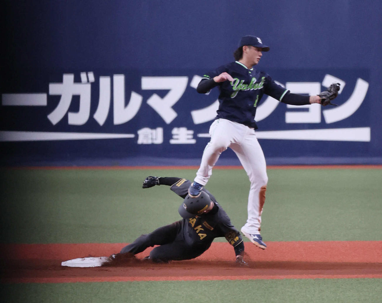 阪神対ヤクルト　1回裏阪神2死一塁、中野は二盗を決める（撮影・宮崎幸一)