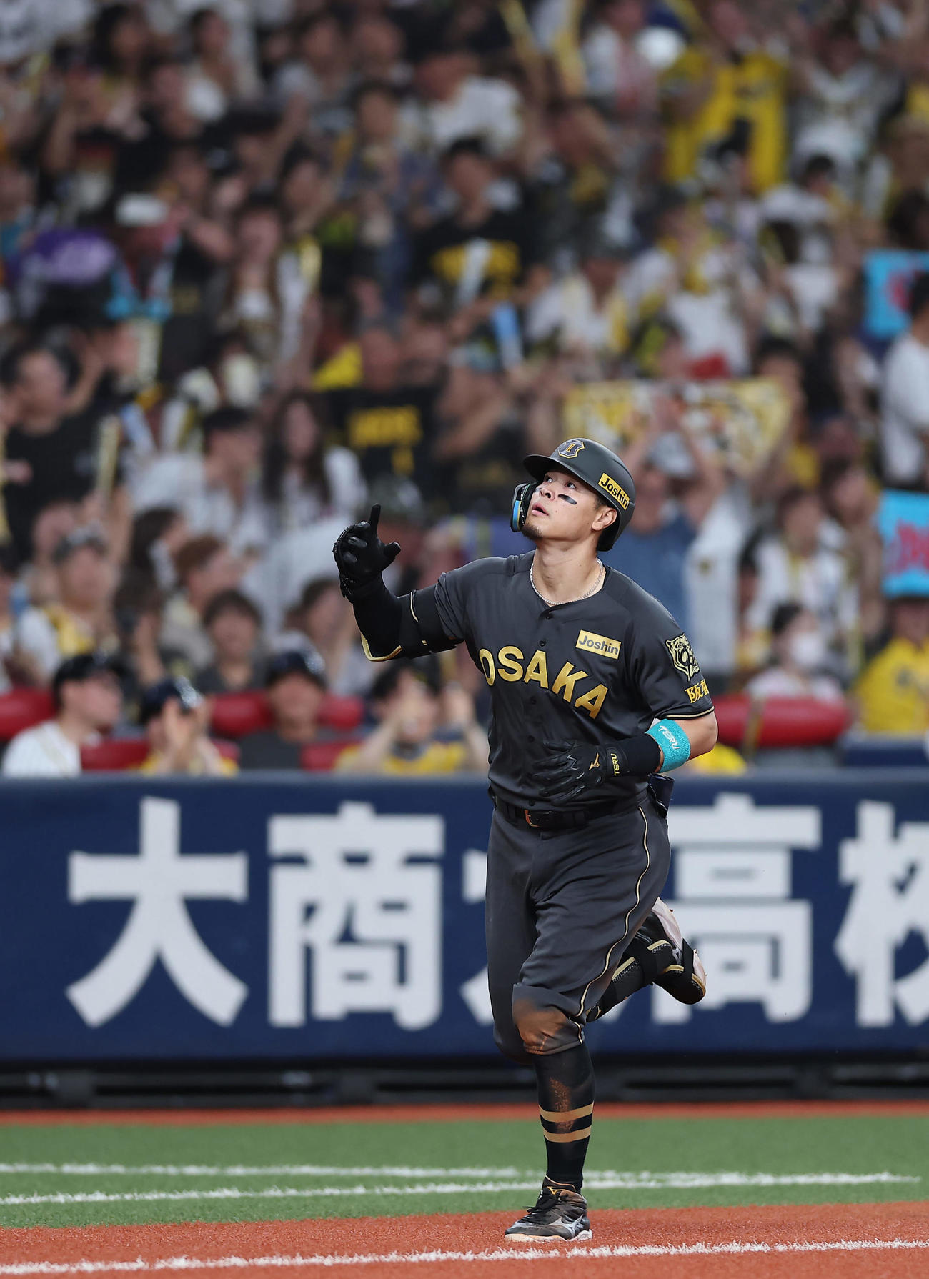 阪神対ヤクルト　3回裏阪神2死、右中間へ31号本塁打を放ちダイヤモンドをまわる佐藤輝（撮影・前田充）