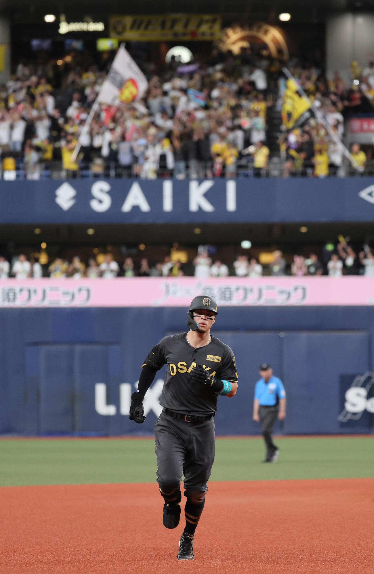 阪神対ヤクルト　3回裏阪神2死、佐藤輝は右中間に本塁打を放つ（撮影・宮崎幸一)