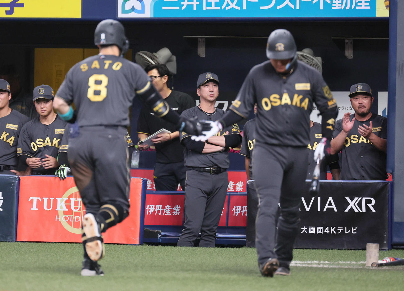 阪神対ヤクルト　3回裏阪神2死、藤川監督（中央）は右中間に本塁打を放った佐藤輝（左）を迎える。右は大山（撮影・宮崎幸一)