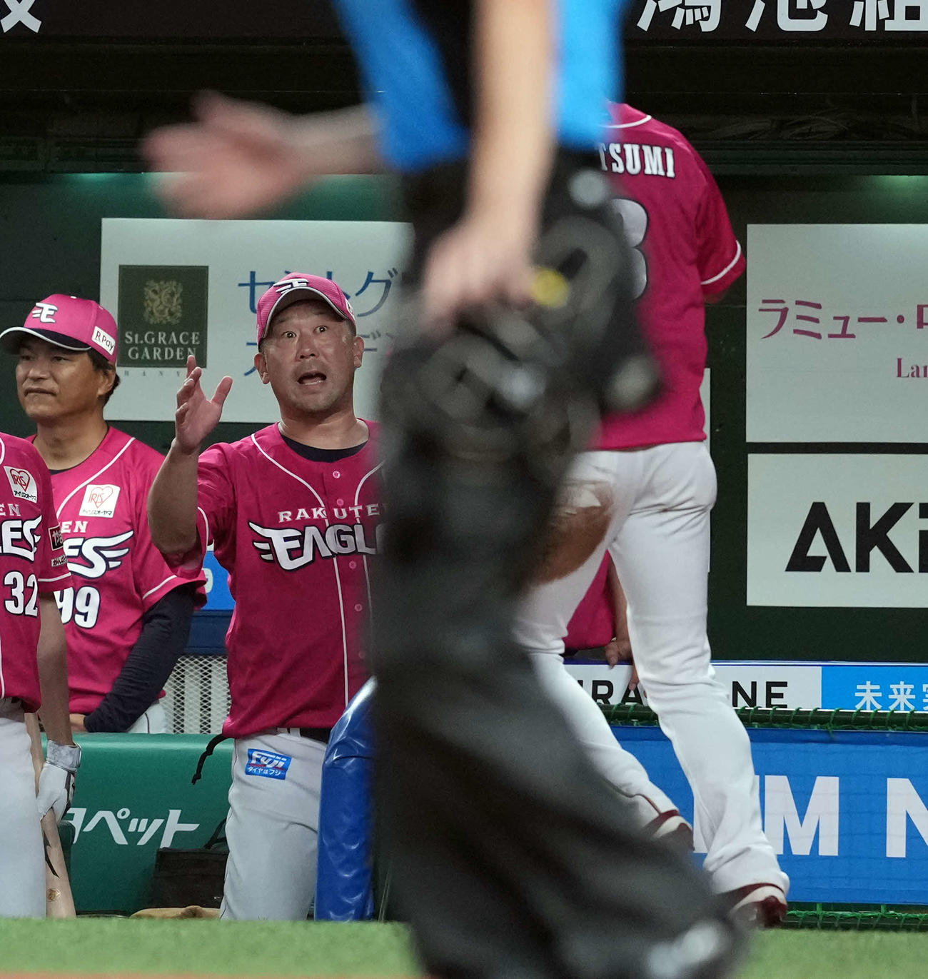 西武対楽天　4回表楽天無死二、三塁、渡辺佳の左犠飛で生還した辰己涼介を迎える三木監督（撮影・たえ見朱実）