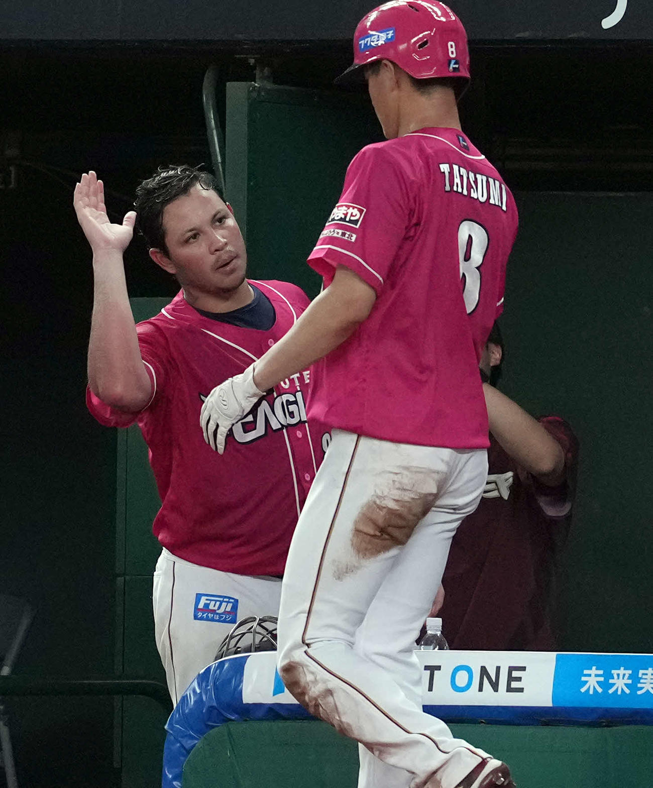 西武対楽天　4回表楽天無死二、三塁、渡辺佳の左犠飛で生還した辰己を迎えるヤフーレ（撮影・たえ見朱実）