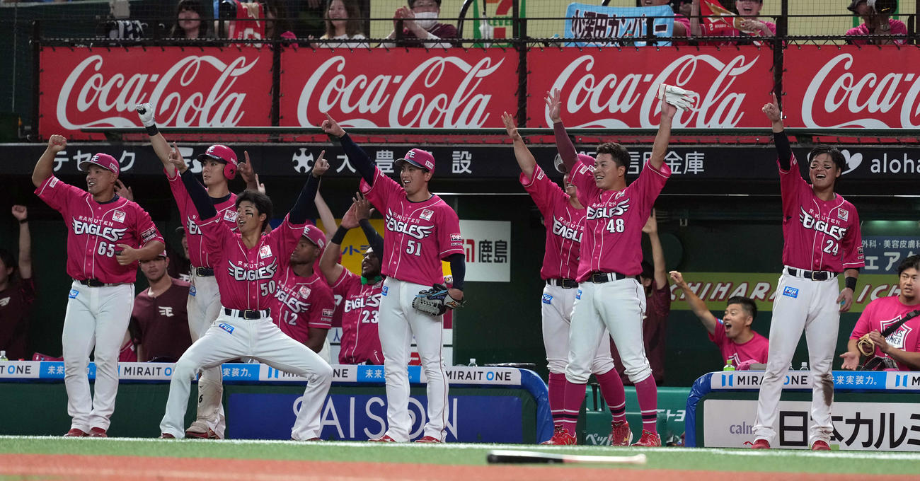 西武対楽天　8回表楽天1死一塁、太田の適時二塁打に盛り上がるベンチ（撮影・たえ見朱実）
