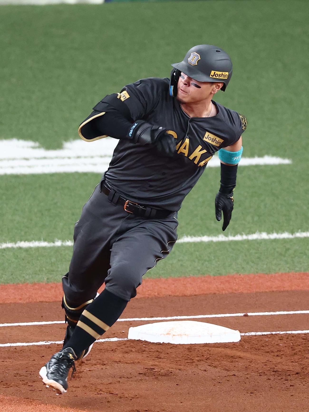 阪神対ヤクルト　1回裏阪神2死二塁、佐藤輝は先制適時二塁打を放つ（撮影・上田博志）