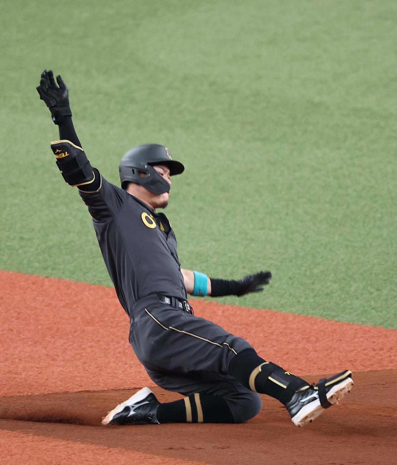 阪神対ヤクルト　1回裏阪神2死二塁、佐藤輝は先制適時二塁打を放つ（撮影・上田博志）