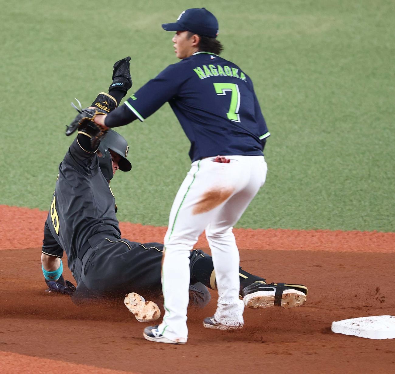 阪神対ヤクルト　1回裏阪神2死二塁、佐藤輝は先制適時二塁打を放つ（撮影・上田博志）