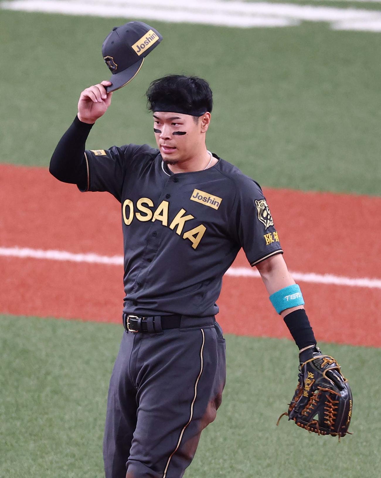 阪神対ヤクルト　1回、先制適時二塁打を放った佐藤輝はファンの歓声に応える（撮影・上田博志）