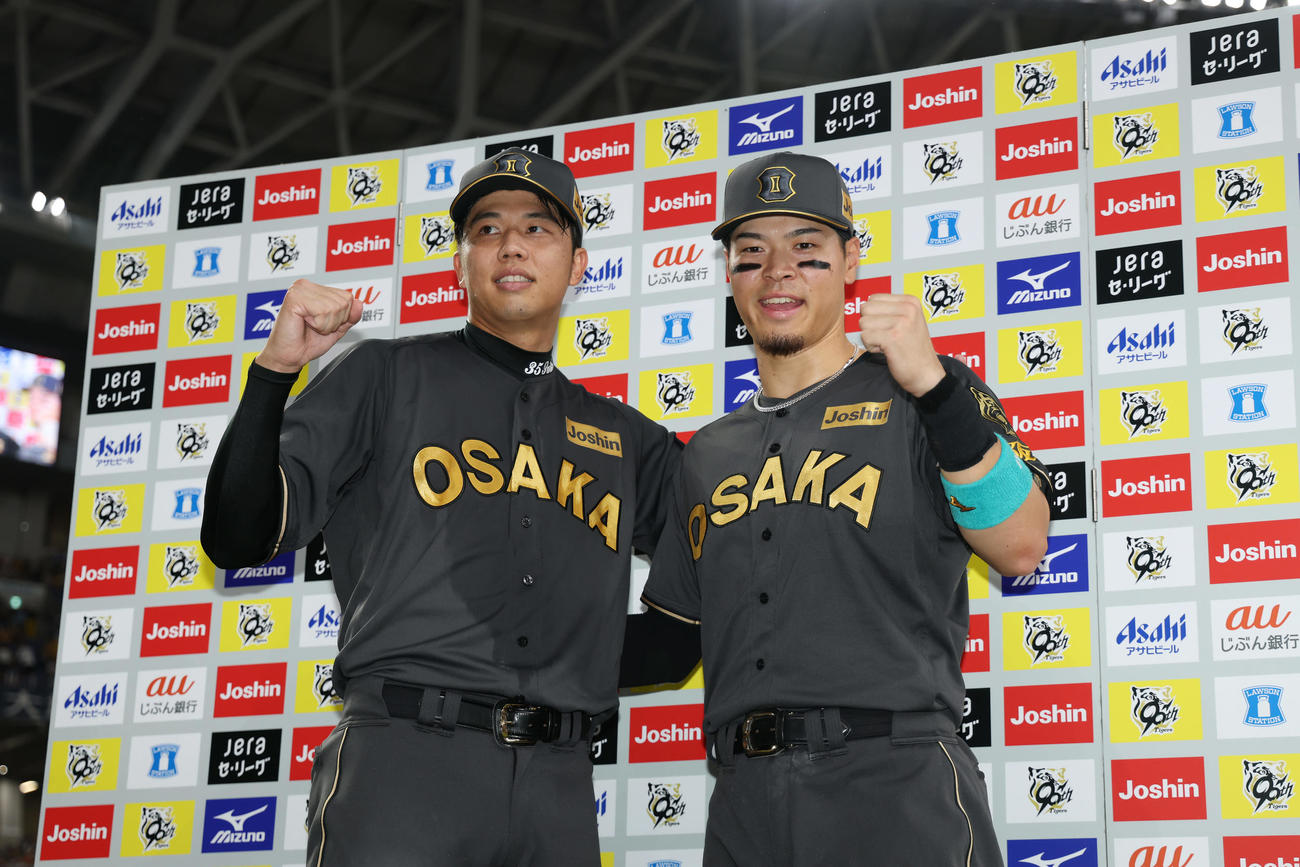 阪神対ヤクルト　お立ち台でガッツポーズする阪神才木（左）と佐藤輝（撮影・前田充）
