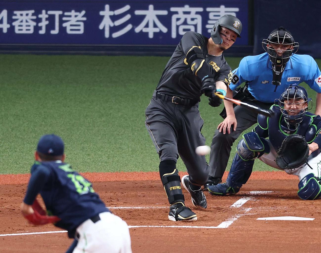 阪神対ヤクルト　1回裏阪神2死二塁、佐藤輝は先制適時二塁打を放つ（撮影・上田博志）