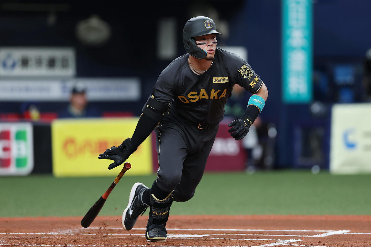 阪神対ヤクルト　1回裏阪神2死二塁、右翼線へ先制適時二塁打を放つ佐藤輝（撮影・前田充）