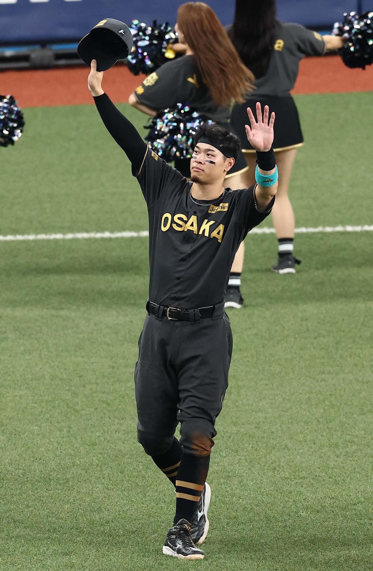 阪神対ヤクルト　ヒーローの佐藤輝はファンの歓声に手を上げて応える（撮影・上田博志）