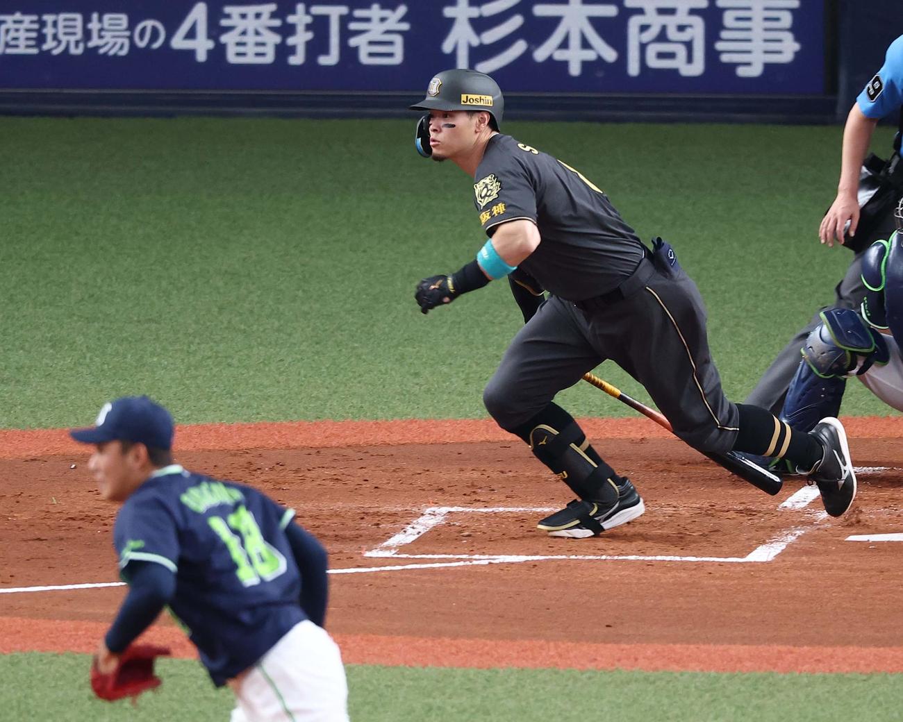 阪神対ヤクルト　1回裏阪神2死二塁、佐藤輝は先制適時二塁打を放つ（撮影・上田博志）