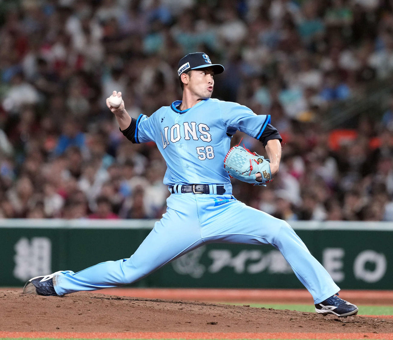 西武対楽天　6回からマウンドに上がった西武中村祐（撮影・たえ見朱実）