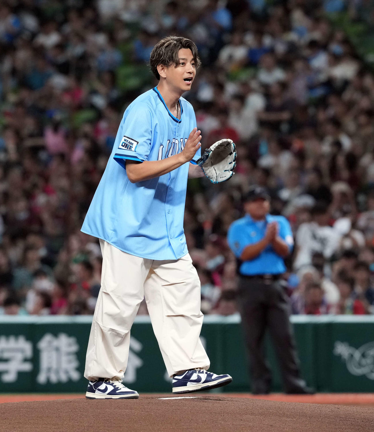 西武対楽天　始球式を務めた三浦翔平（撮影・たえ見朱実）