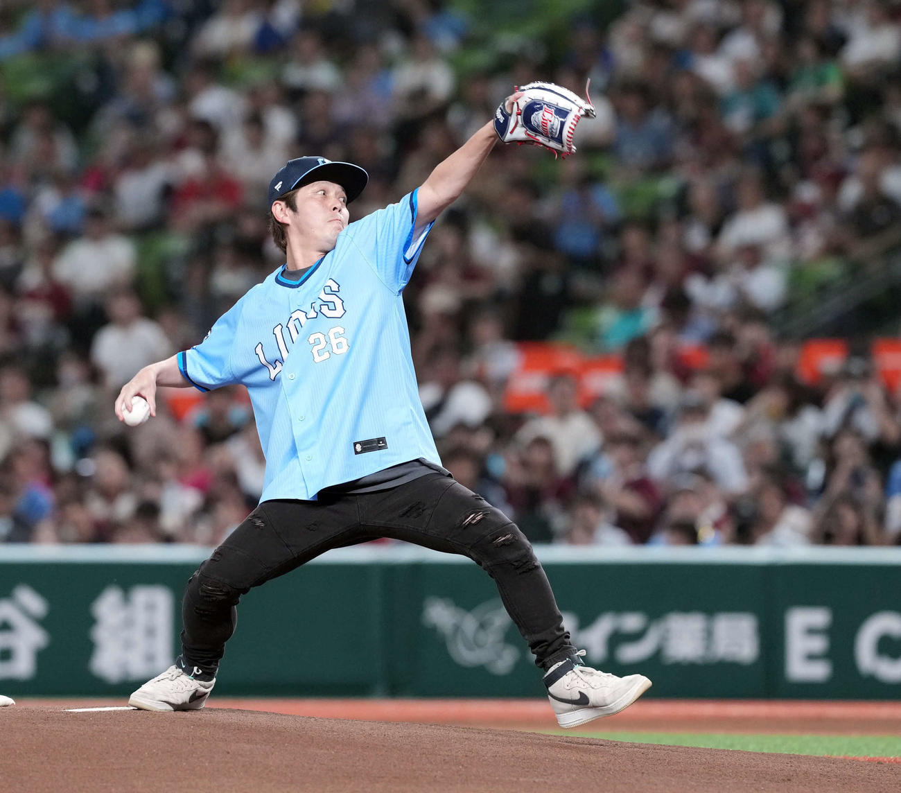 西武対楽天　セレモニアルピッチを務めたFLOWのボーカルKEIGO（撮影・たえ見朱実）