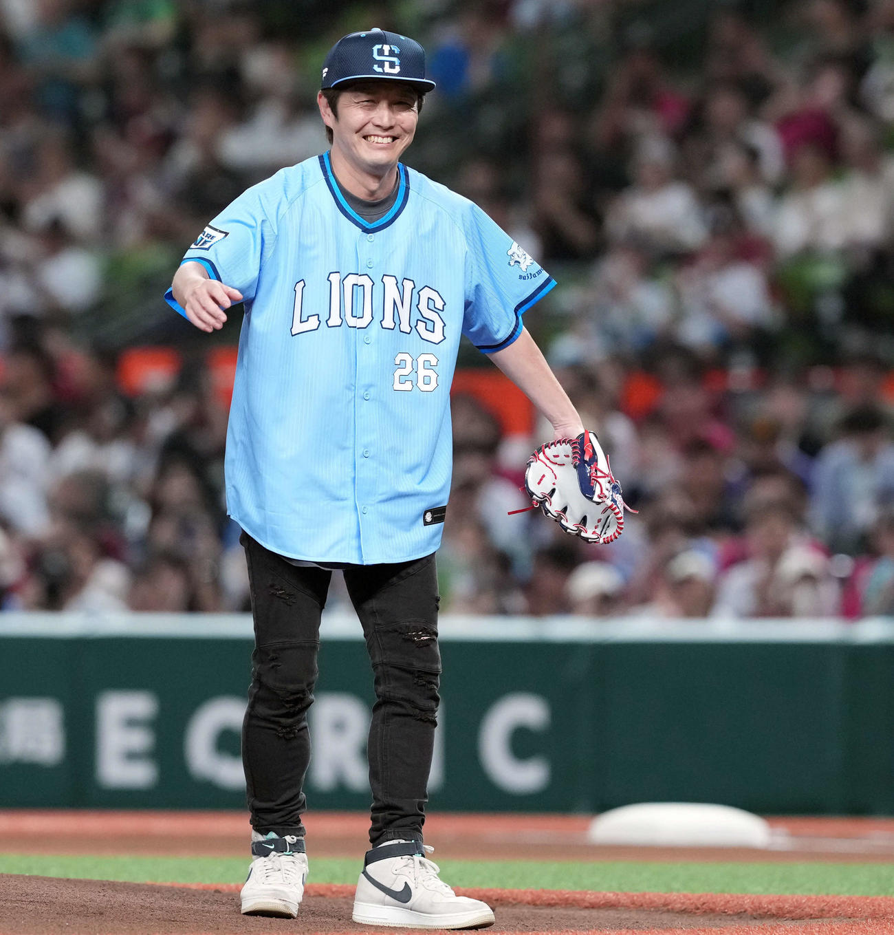 西武対楽天　セレモニアルピッチを務めたFLOWのボーカルKEIGO（撮影・たえ見朱実）