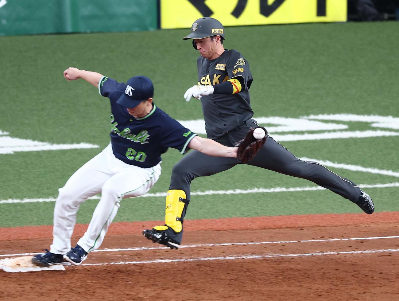 阪神対ヤクルト　5回裏阪神2死満塁、近本は一ゴロに倒れる（撮影・上田博志）