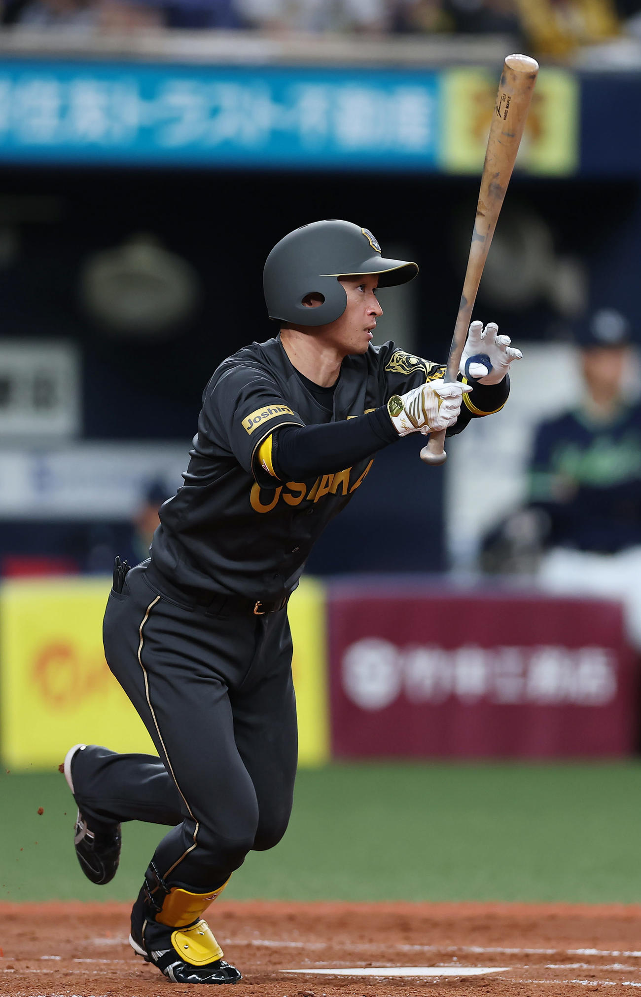 阪神対ヤクルト　4回裏阪神1死、右中間へ二塁打を放つ近本（撮影・前田充）