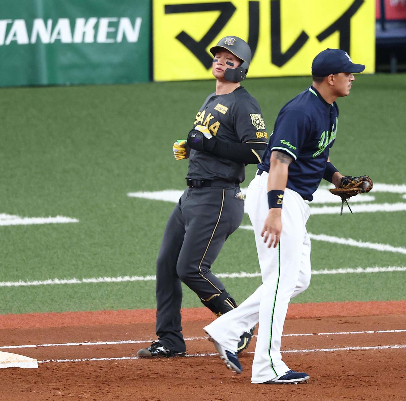 阪神対ヤクルト　4回裏阪神1死、近本は二塁打を放つ（撮影・上田博志）