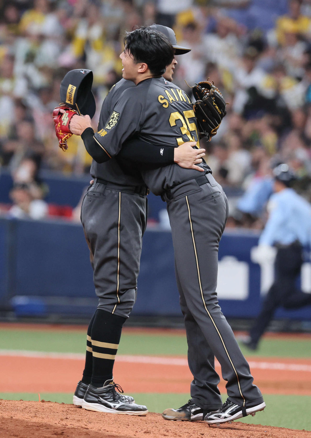 阪神対ヤクルト　才木（右）は完投で10勝目を挙げ、佐藤輝と抱き合う（撮影・宮崎幸一)